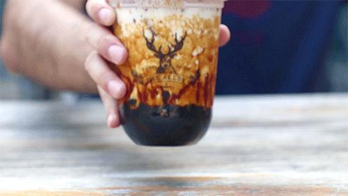 冷得不敢喝坝坝茶，只想捧一杯热奶茶在手心里！