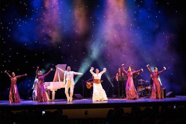 家门口看演出的快乐,家门口看大戏群众乐开怀