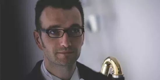 家门口看演出的快乐,家门口看大戏群众乐开怀