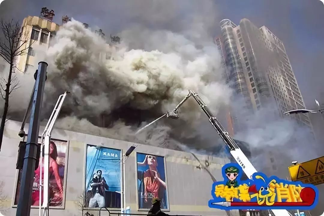 商场着火“浓烟滚滚”，如何正确选择逃生方法？