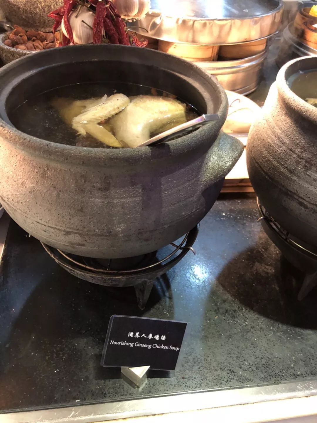 在广州的破旧小区里,一只爱马仕birkin只要5000元