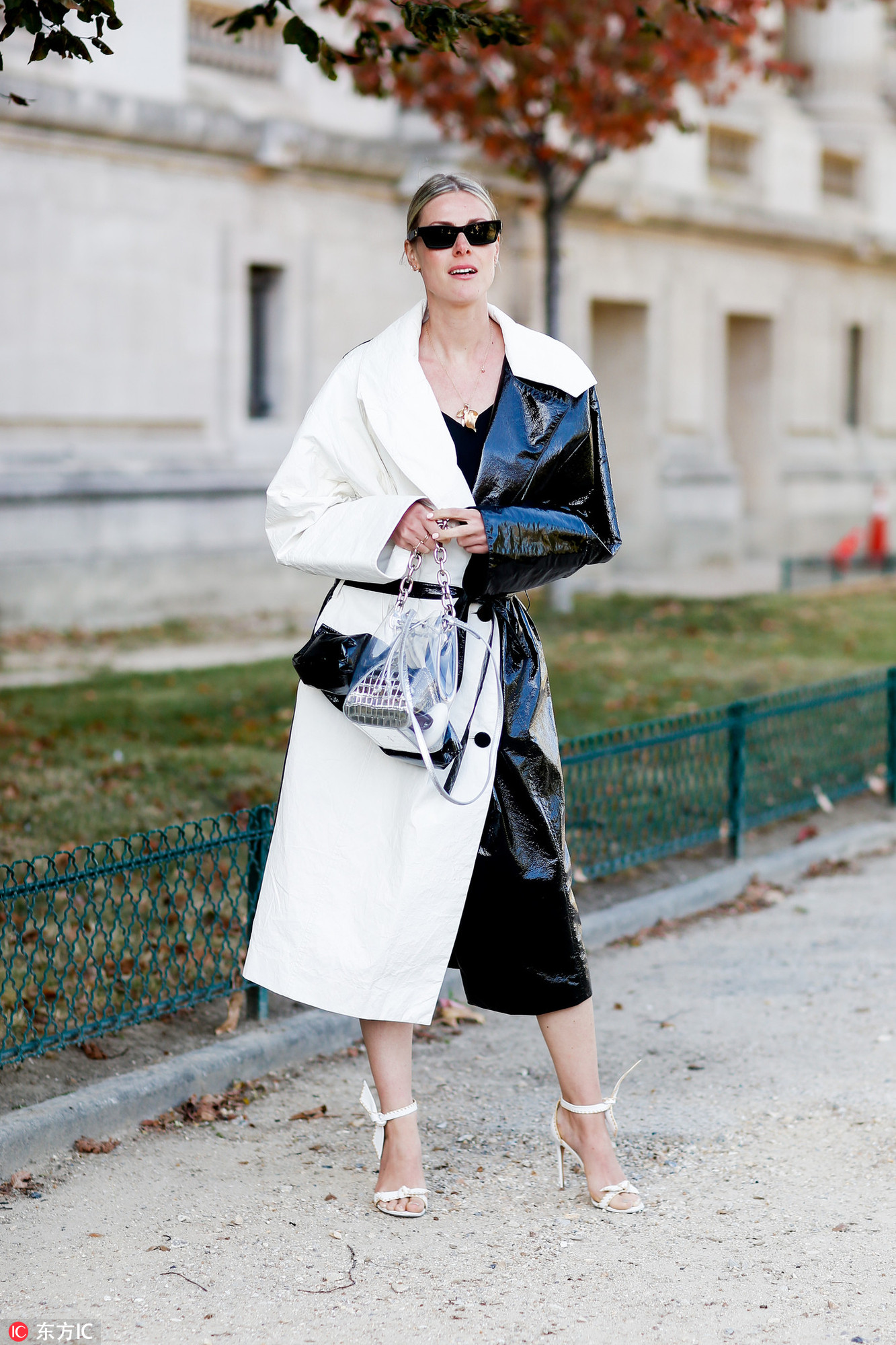 穿那么厚也能做行走的发光体？你的漆皮够亮么！