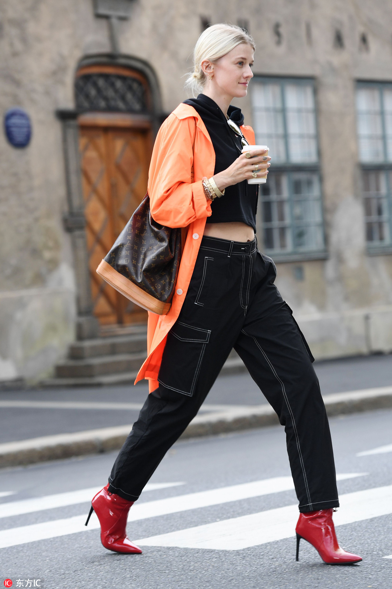 穿那么厚也能做行走的发光体？你的漆皮够亮么！