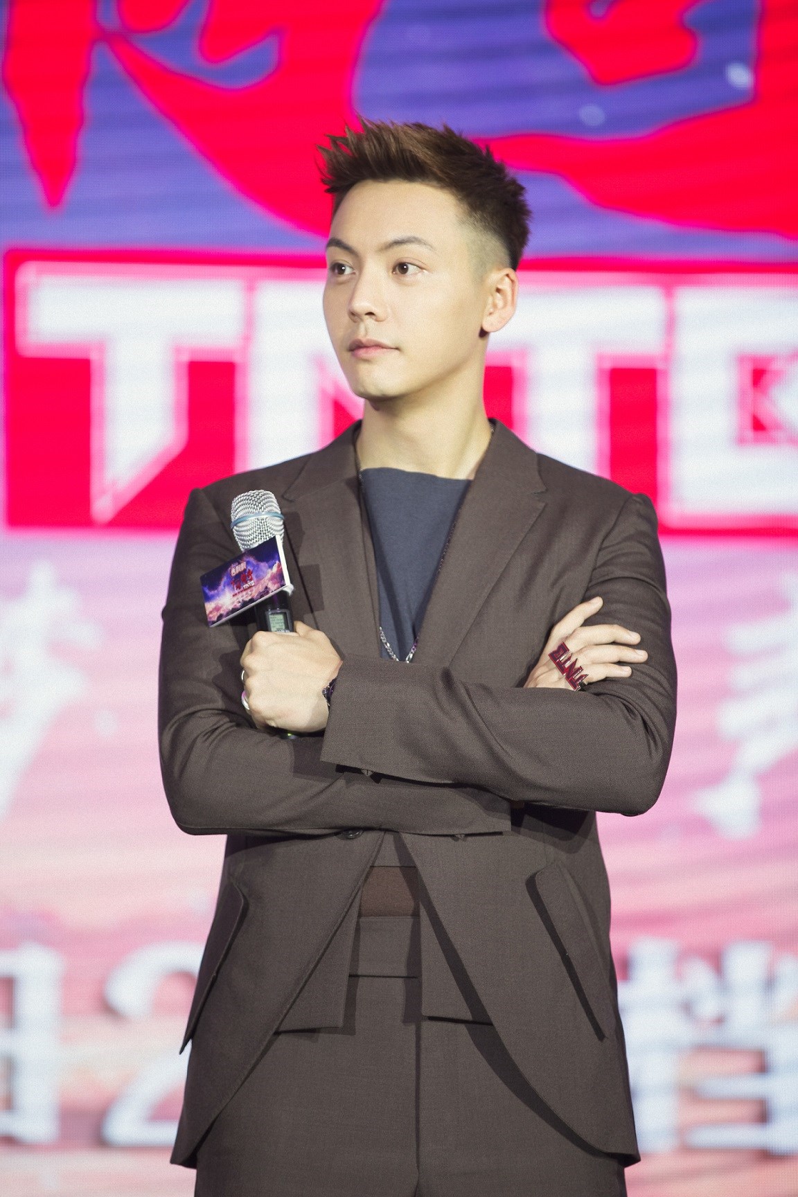 陈伟霆下一站传奇发布会,陈伟霆吃肠粉