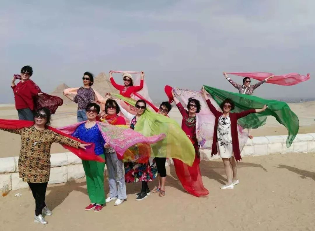 中国大妈外出旅游跨栏,大妈旅游动作