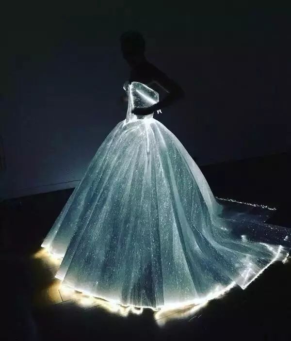 背上插满了flag表情包,背上挎的包包