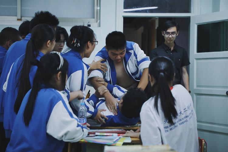 导演王翀：如果纯粹是为了消遣，戏剧之外有太多别的行业可以选择｜乌镇戏剧节