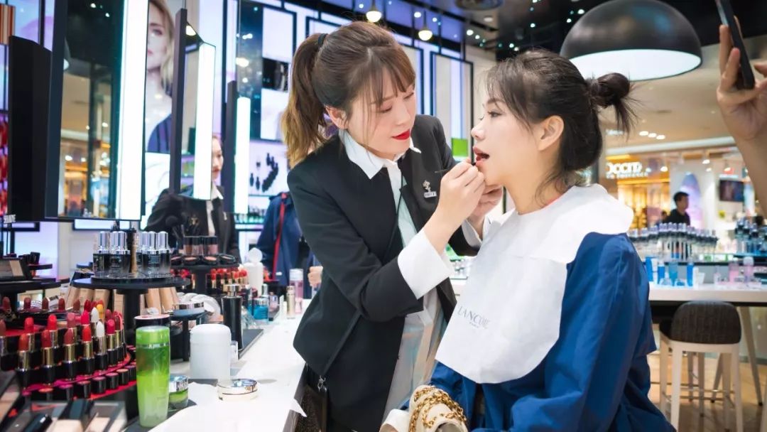 精致的女人走到哪都是靓丽的,女人只有逛街才是最开心的事