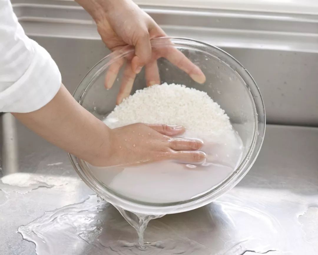 柠檬水为什么说可以美白,淘米水美白最佳方法