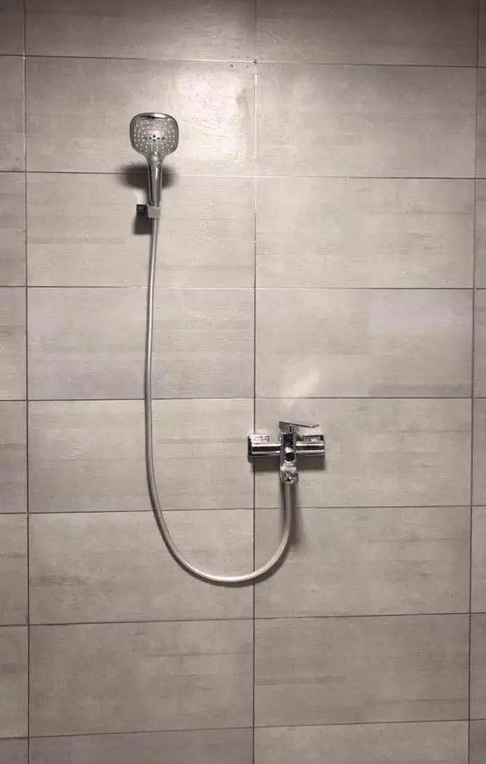 金色淋浴花洒和银色哪个好,黑色淋浴花洒性价比