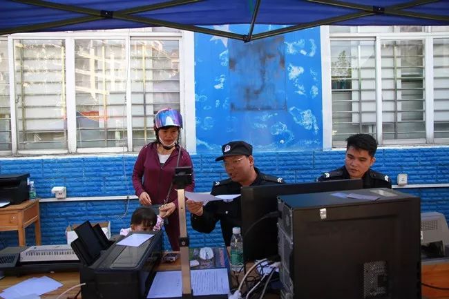 「便民利民」“双休日”港北分局“车安网”走进小区服务群众