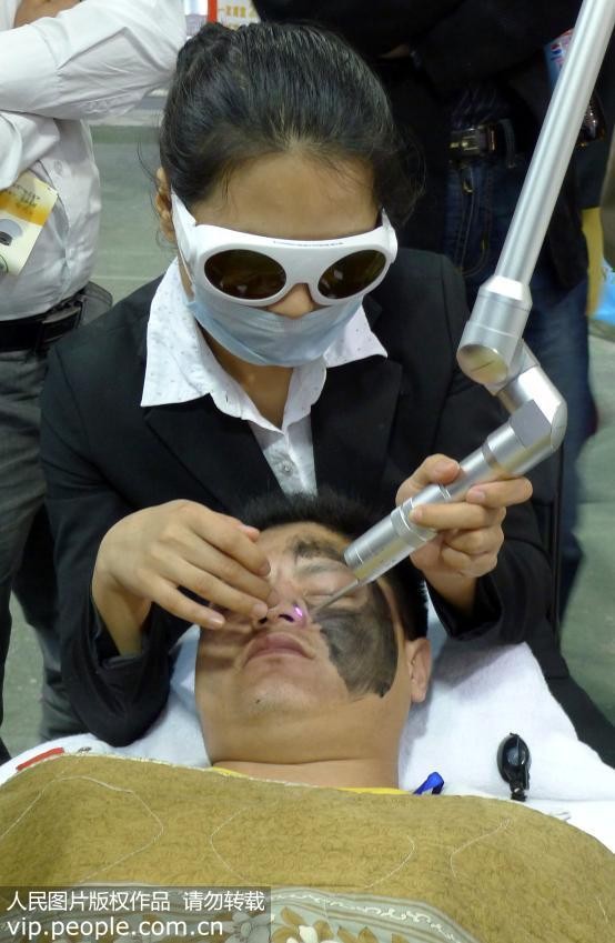 激光皮秒会让皮肤变薄吗,红血丝皮肤激光美容