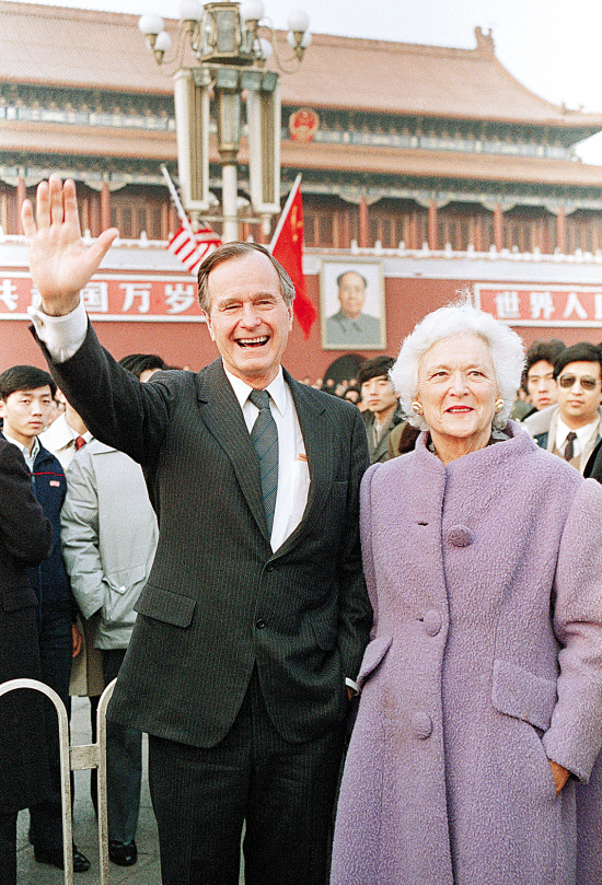 老布什开飞机跳伞视频,老布什传奇一生