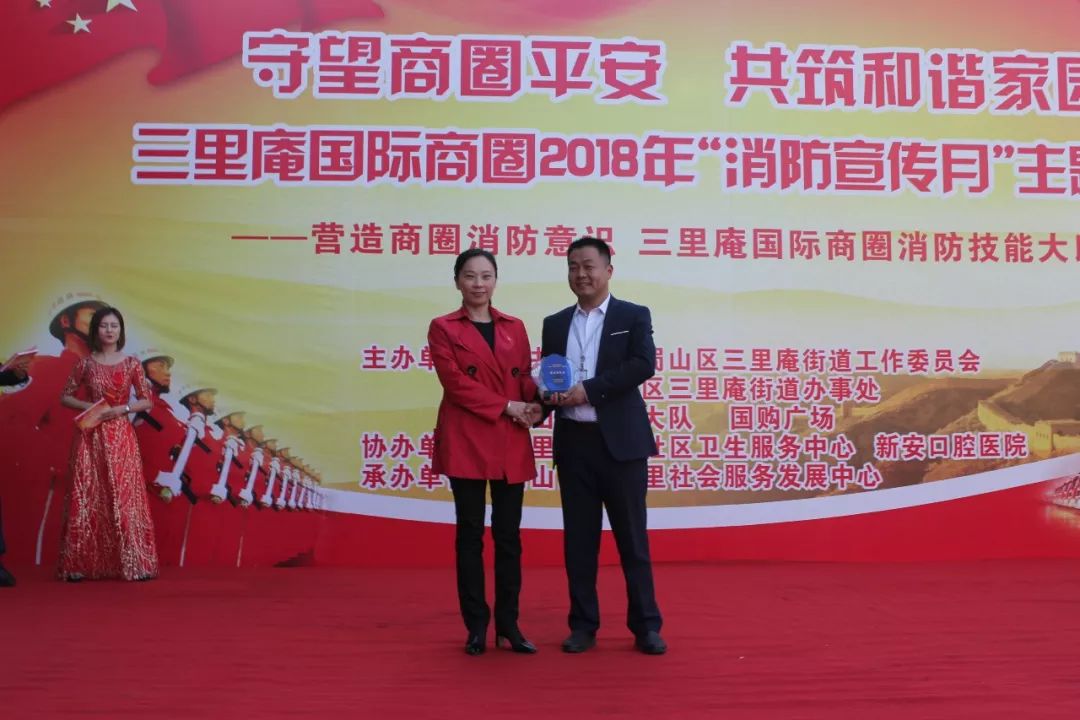 燃！国购广场前上演了一场特殊“比赛”，引大批路人围观！