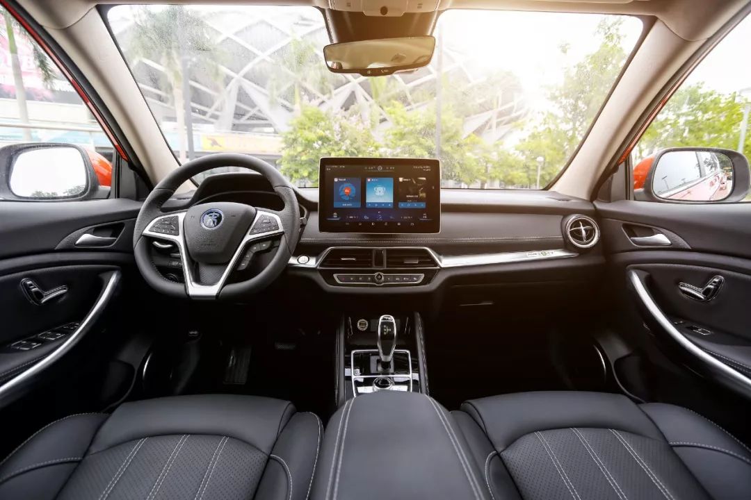 汽车玻璃起油雾是怎么回事,汽车室内玻璃去雾方法