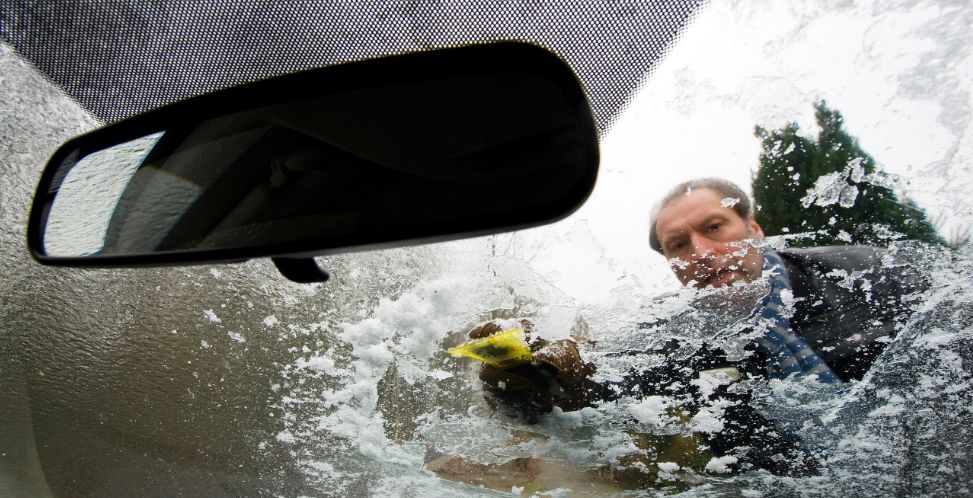 下雨天哈弗h6汽车玻璃起雾怎么办,冬天汽车前挡风玻璃内起雾怎么解决