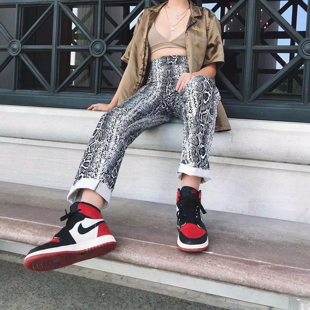 那些把球鞋操在球场，把机车开在路上的女生们