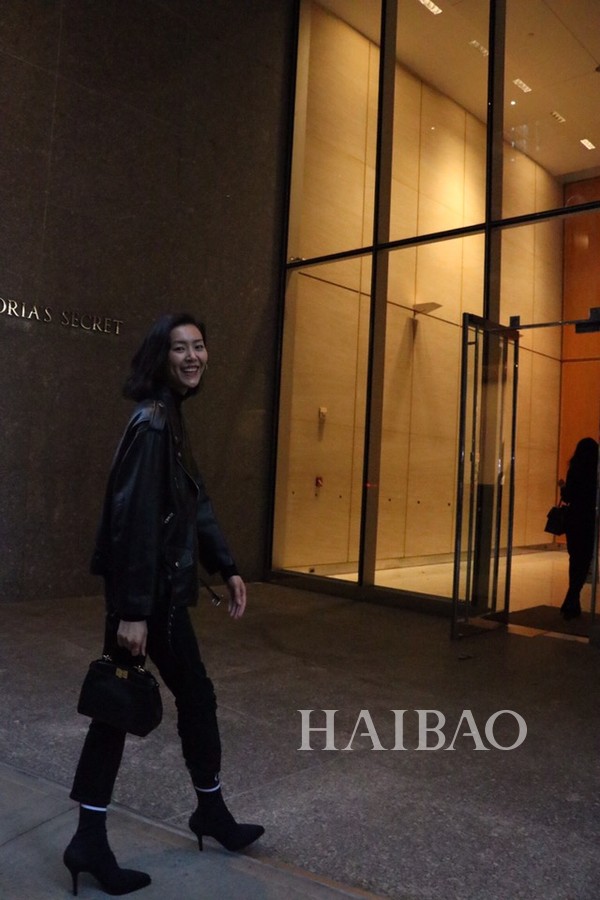 奚梦瑶何穗大表姐的维密秀,奚梦瑶何穗刘雯冬季街拍机场
