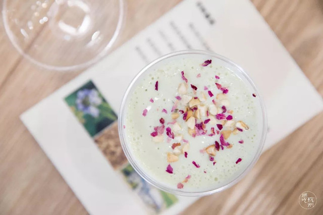 人手一杯咖啡,人手一杯超大杯奶茶