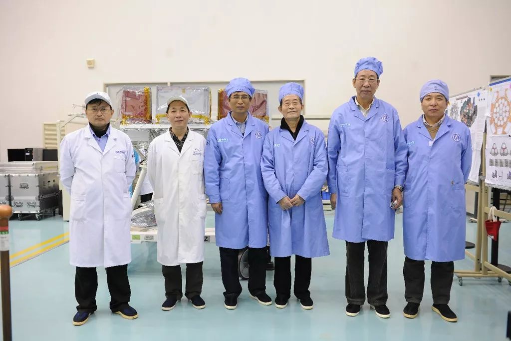 今天，向大家报告一个沉痛的消息