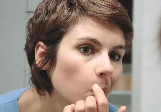 身上出现小红痣是肝不好的原因吗,身上有小红痣不痛不痒是怎么回事