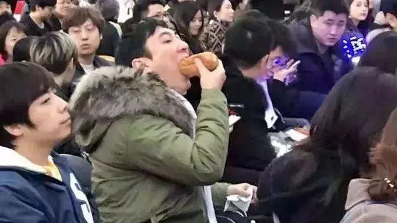 劝不听！南宁一小区业主花园“圈地”养猪，熏坏楼上住户｜下午来切咧