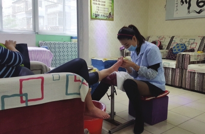 为社区老人免费修脚,为百岁老人修脚洗脚