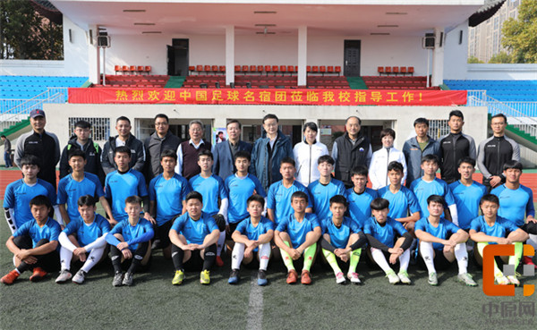 众多名宿指导中国足球小将,足球名宿容志行年龄