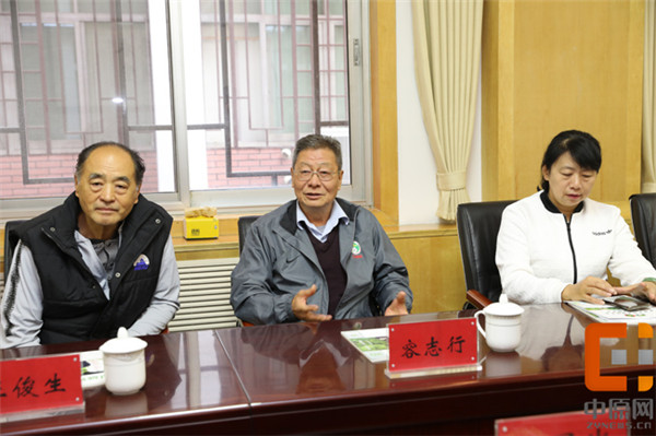 众多名宿指导中国足球小将,足球名宿容志行年龄