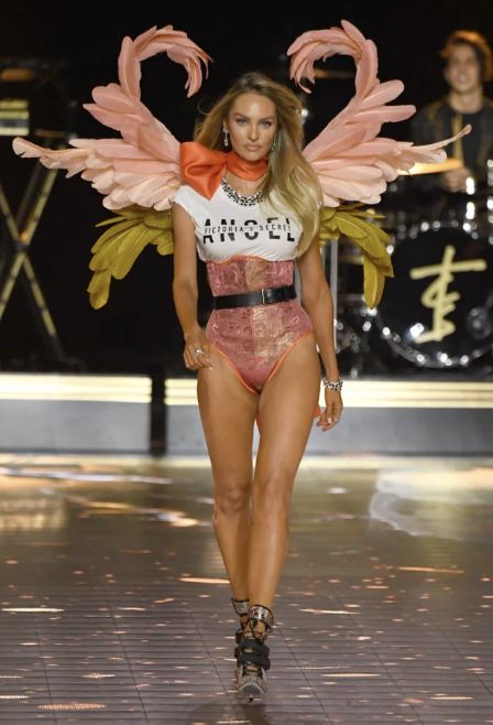 维秘年度“丑”秀落幕，我只记住了各种美好肉体……和东北大花袄！