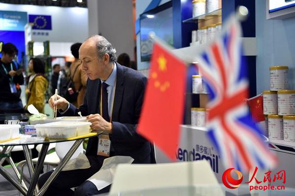一位英国展商的进博会六天:拎着两罐奶粉签约