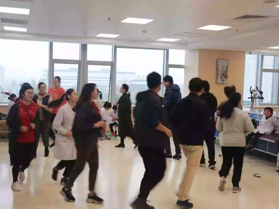 记者走进医院康复科了解康复医学,儿童康复治疗师课程