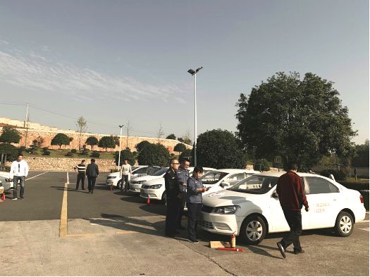 教练车整齐的排成一排,教练车整齐的排成一排壮观