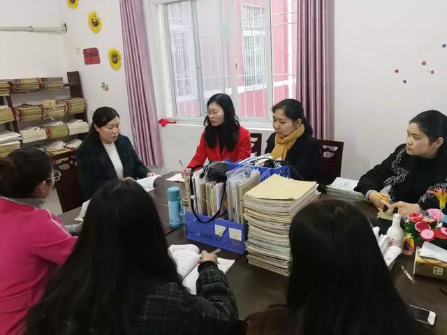 信阳市第一实验小学开展国培心得交流活动