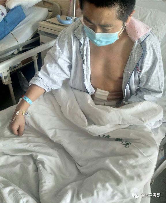 爱心接力助老人走出困境,父子爱心接力为福利院老人送温暖