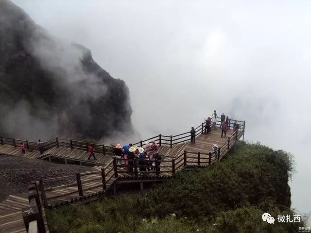 看看云南昭通彝良的风景,看昭通夜景的山