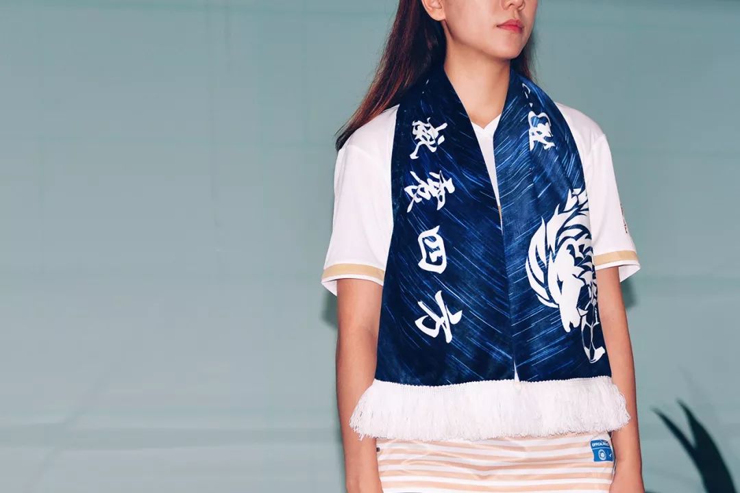 在浮华都市共赴一场盛大球赛，只要一样的球衣