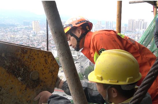 儿子赖床不工作父亲气急败坏,儿子赖床不工作父亲放火