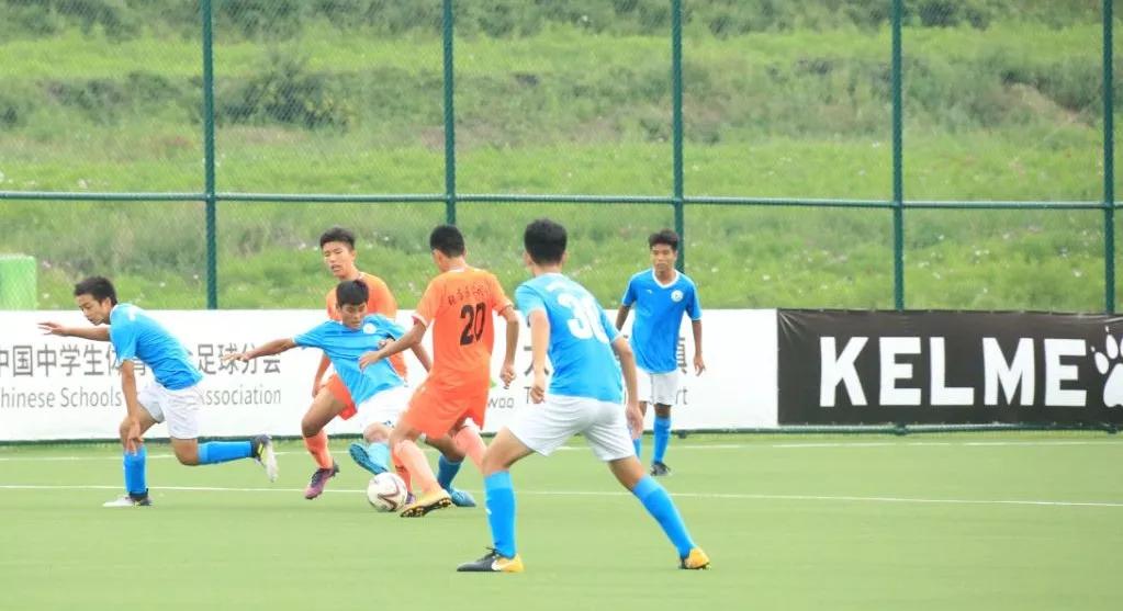 校园足球披荆斩棘突出重围,足球在学校怎么防丢有标记