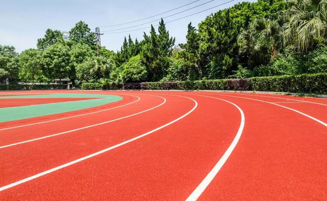 在学校跑步给人撞伤,在校外被车撞到谁的责任