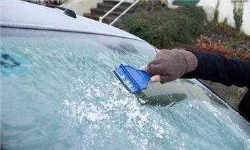 如何快速清除车玻璃的冻雪,怎样快速去除车前窗的霜雪