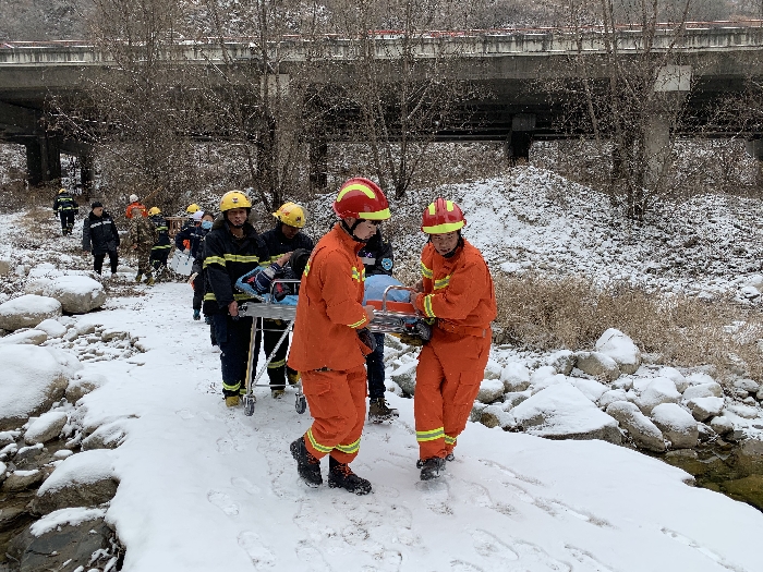 货车冲出高桥司机命悬一线柞水消防员悬空救人！厉害了！