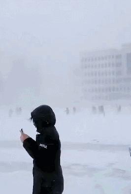 预警！明日山东有大雪局地暴雪；行驶中孩子掉落快车道，家长全然不知；外交部召见加驻华大使，就加方拘押华为公司负责人严正交涉