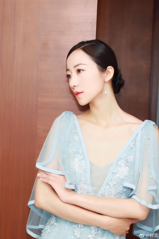 被讽花瓶18年，如今凭实力爆红，热搜欠她两个第一