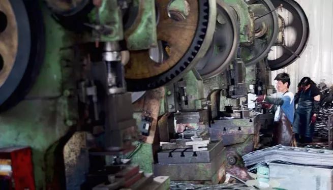 省长打喷嚏绷断皮带，总理大笑：报应!