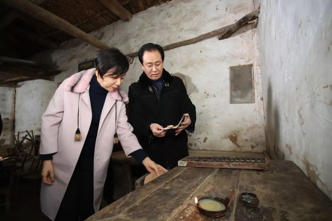 许家印拿16亿反哺家乡,许家印吃忆苦思甜饭视频