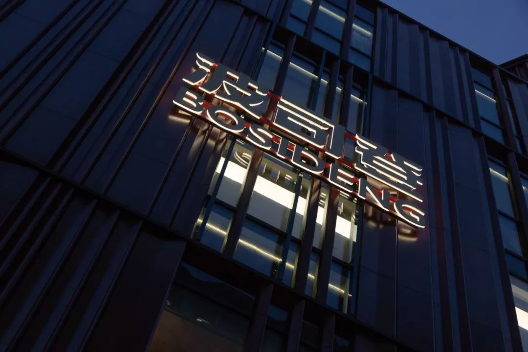 伦敦没羽绒服么？为啥龙妈小雀斑穿波司登？