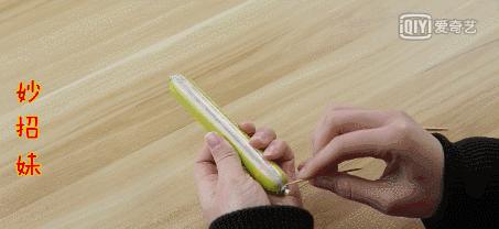 原来火腿肠的金属环下有个“小机关”，轻轻一拉，秒剥