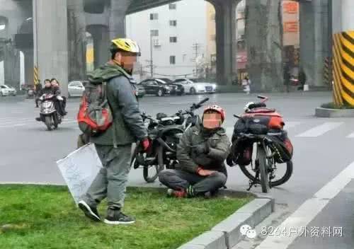 天津现“落难驴友”举牌求助你信吗？买个面包别给他钱