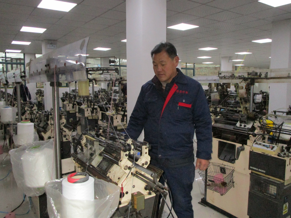 小手套大产业大民生大脱贫——信阳市德昌针织有限公司：扶贫车间生产忙